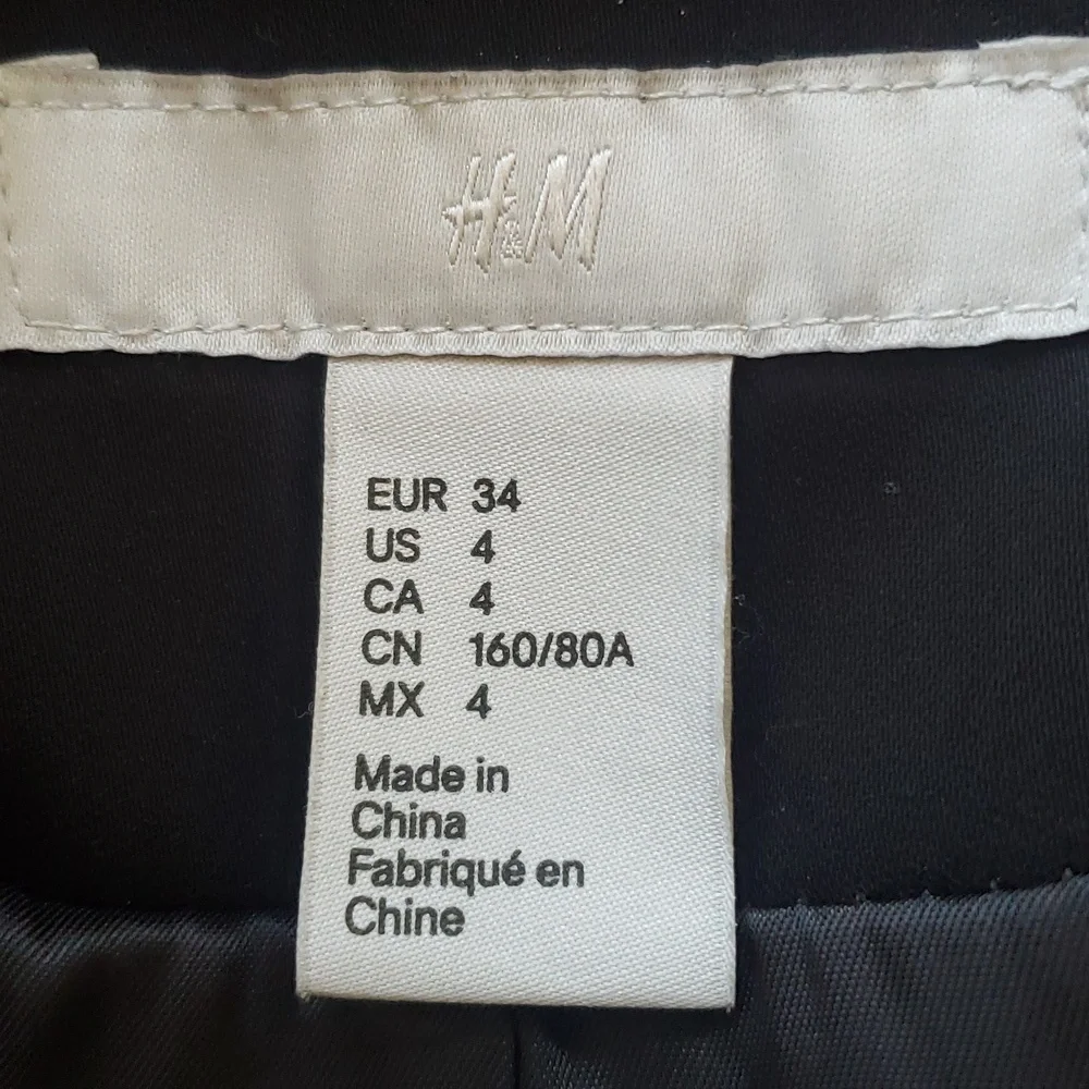 H&M Black Cropped Tuxedo Blazer Jacket Size 4 Structured